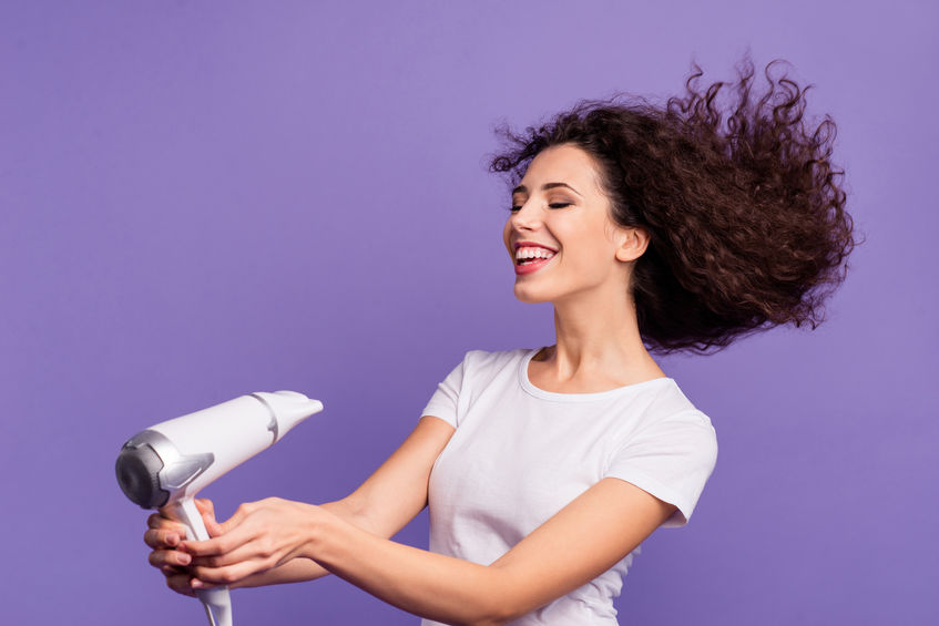 Asciugatura e Capelli Ricci: a testa in su o a testa in giù? - Tagli Capelli  Ricci- Valorizza i tuoi Ricci!